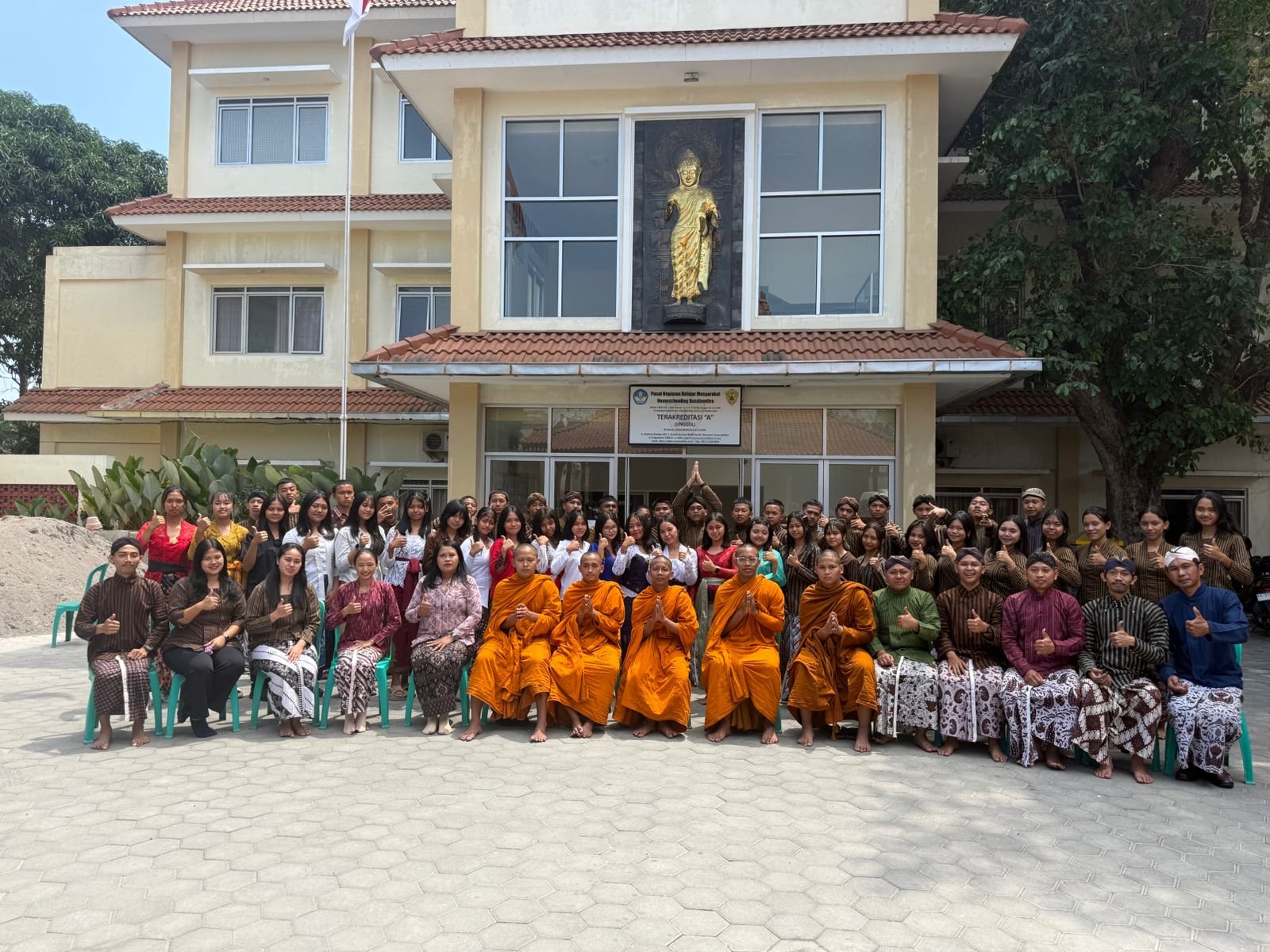 Foto Bersama Baju Adat